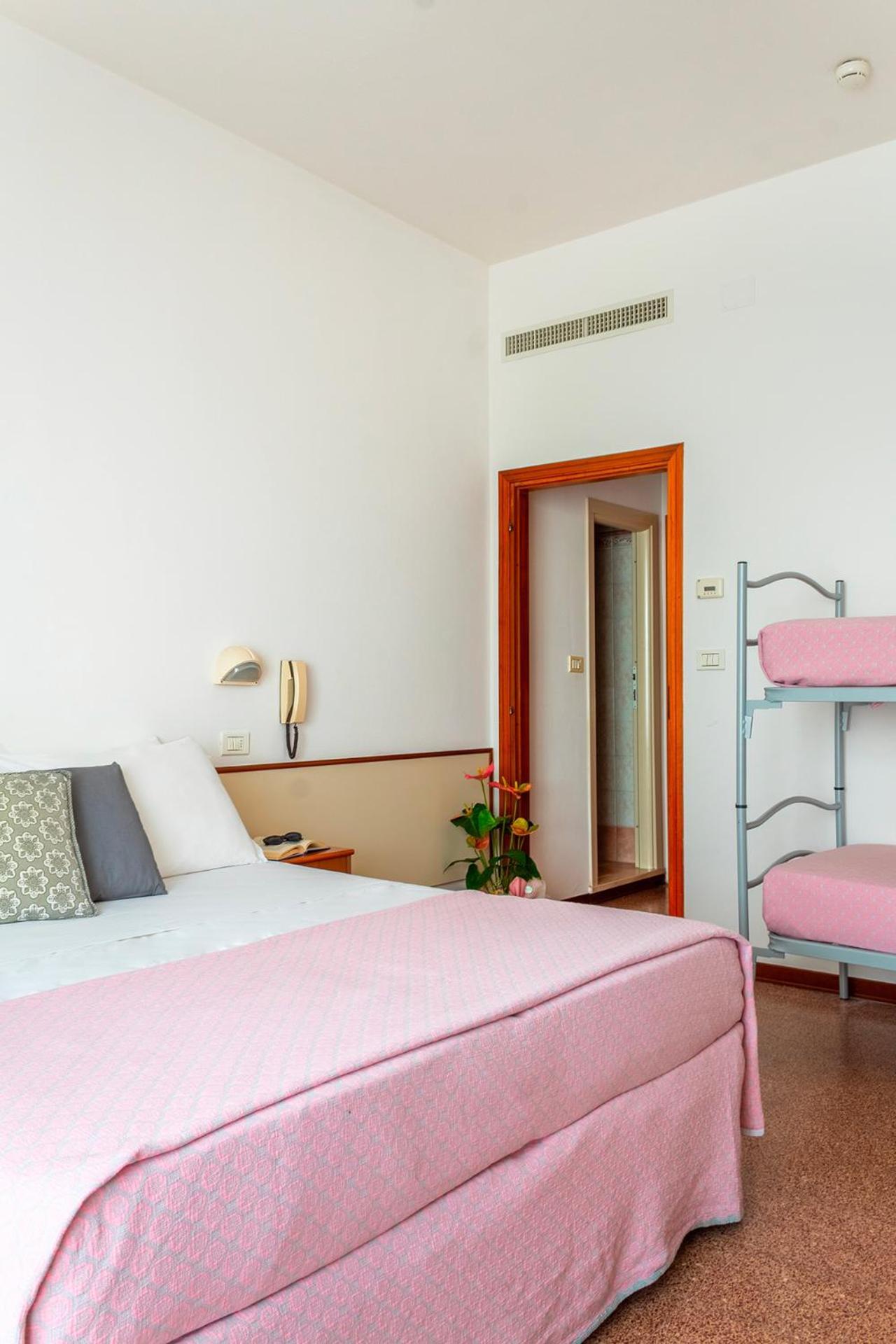 Mon Hotel Misano Adriatico Bagian luar foto